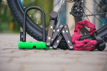 Pinces de connexion permettant d'attacher entre-eux deux vélos